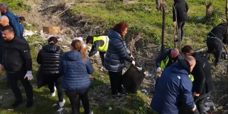 Kryeministri Rama ndan imazhe nga procesi i pastrimit të Vjosës në Novoselë.