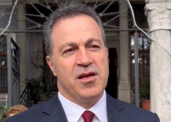 Kryetari i Kuvendit, Niko Peleshi, u bën urime Krishtlindjen nga Korça: Nevoja për paqe dhe vëllazëri është e domosdoshme për të gjithë.