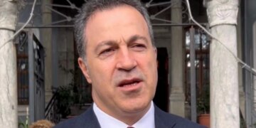 Kryetari i Kuvendit, Niko Peleshi, u bën urime Krishtlindjen nga Korça: Nevoja për paqe dhe vëllazëri është e domosdoshme për të gjithë.