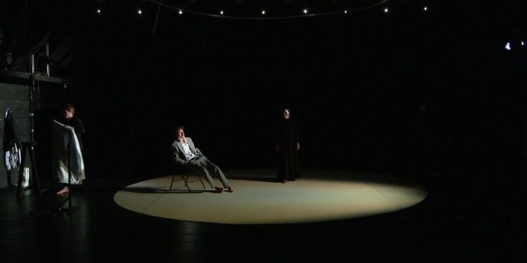 “Kryevepra ‘I huaji’ e Kamysë në Tiranë, e sjellë në skenë nga Teatri Eksperimental”