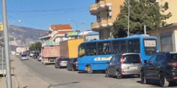 Kthimi i emigrantëve dhe lëvizjet për festat e fundvitit/ Trafiku në Unazën e Elbasanit ‘shkakton’ ngërç të rëndë