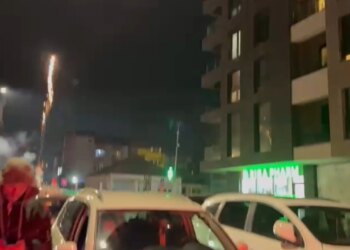Kurti në rrugën e suksesit në zgjedhjet e Kosovës, Vetëvendosja organizon festime me fishekzjarrë në Prishtinë.