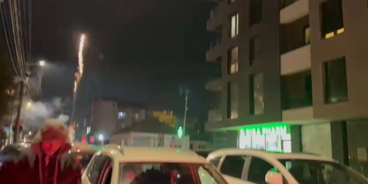 Kurti në rrugën e suksesit në zgjedhjet e Kosovës, Vetëvendosja organizon festime me fishekzjarrë në Prishtinë.