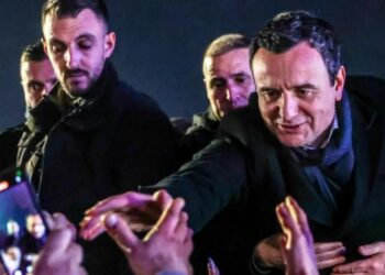 “Kurti triumfon pas një periudhe bllokade politike”, BBC: Prioritetet e qeverisë së re përfshijnë normalizimin e marrëdhënieve me Brukselin dhe Uashingtonin.