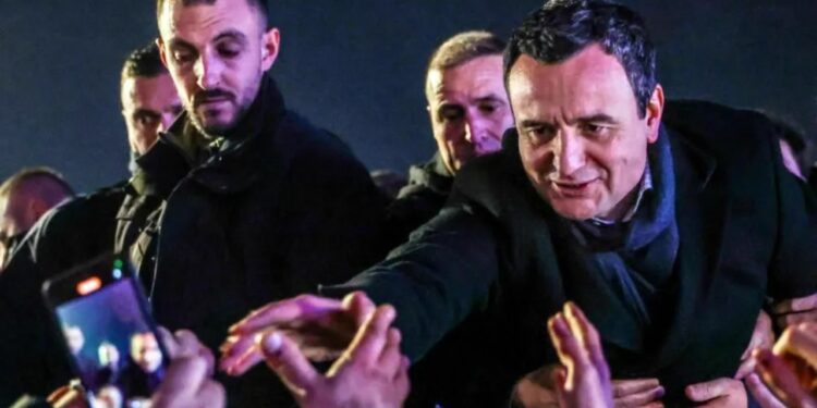 “Kurti triumfon pas një periudhe bllokade politike”, BBC: Prioritetet e qeverisë së re përfshijnë normalizimin e marrëdhënieve me Brukselin dhe Uashingtonin.