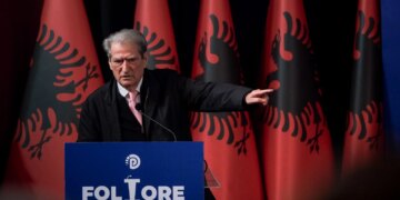 Kushtetuesja e rivendosi në detyrë Ballukun, Berisha: Kryeministri e ndihmoi atë, nesër mblidhet me urgjencë kryesia e PD për…