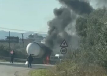 LAJM I FUNDIT/ Autoboti me gaz kapet nga flakët në aksin Elbasan-Peqin.
