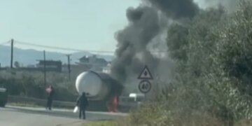 LAJM I FUNDIT/ Autoboti me gaz kapet nga flakët në aksin Elbasan-Peqin.