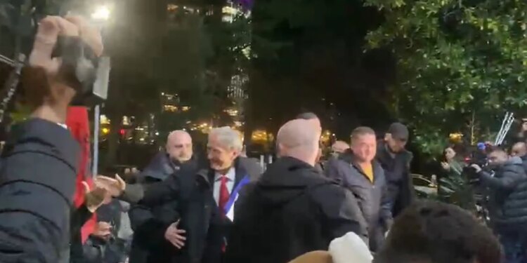 LAJM I FUNDIT/ Berisha arrin në selinë e Partisë Demokratike pak para protestës kombëtare