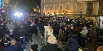 LIVE/ Berisha përfundon fjalimin, protestuesit përshkallëzojnë tensionin duke hedhur bomba molotov në drejtim të Kryeministrisë