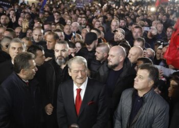 LIVE/ Protesta kombëtare e PD: Opozita kërkon krijimin e një qeverie teknike dhe largimin e Edi Ramës