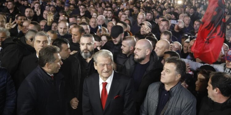 LIVE/ Protesta kombëtare e PD: Opozita kërkon krijimin e një qeverie teknike dhe largimin e Edi Ramës