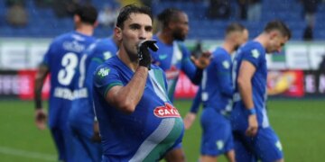 Laçi triumfon në Turqi, shënon në fushë dhe feston një ngjarje të re, lindjen e fëmijës së tij të parë.