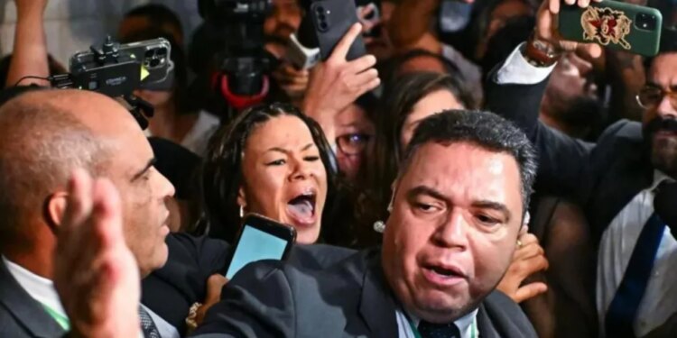 Ligji për reduktimin e dënimit të Bolsonaros vonohet, mbështetësit e tij kërkojnë lirimin nga burgu, tensione në Kongresin e Brazilit.