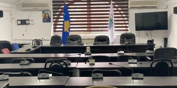 Lista Serbe rimerr drejtimin e komunave veriore në Kosovë, ndërsa sot katër kryetarët e zgjedhur fillojnë ushtrimin e detyrës, me pjesëmarrjen e forcave të KFOR-it.