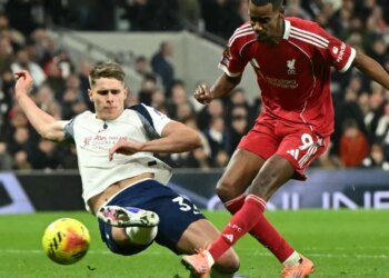 Liverpool mposht Tottenhamin me rezultat 2-1; Isak realizon gol, por largohet nga loja për shkak të një dëmtimi.