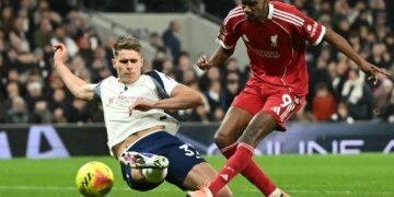 Liverpool mposht Tottenhamin me rezultat 2-1; Isak realizon gol, por largohet nga loja për shkak të një dëmtimi.