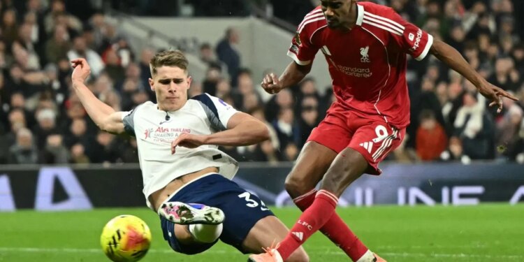 Liverpool mposht Tottenhamin me rezultat 2-1; Isak realizon gol, por largohet nga loja për shkak të një dëmtimi.