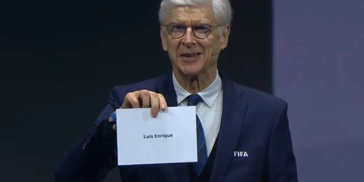 Luis Enrique shpallet "Trajneri më i Mirë" pas triumfeve me PSG-në në "The Best"