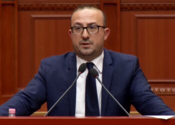 "Lushnja përfshihet nga aroma e papastërtisë" / Korreshi proteston në Kuvend: Jeni katër deputetë dhe një ministër, por nuk po ndihmoni financiarisht.