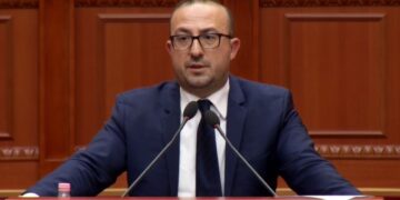 "Lushnja përfshihet nga aroma e papastërtisë" / Korreshi proteston në Kuvend: Jeni katër deputetë dhe një ministër, por nuk po ndihmoni financiarisht.