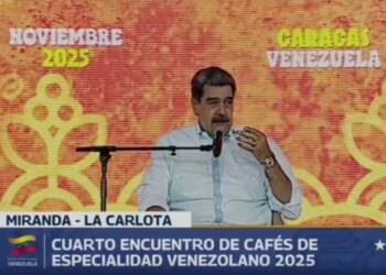 Maduro shfaqet në publik në Karakas pas thashethemeve për arratisjen nga tensionet me SHBA, ndërsa Trump konfirmon bisedën telefonike me presidentin e Venezuelës.
