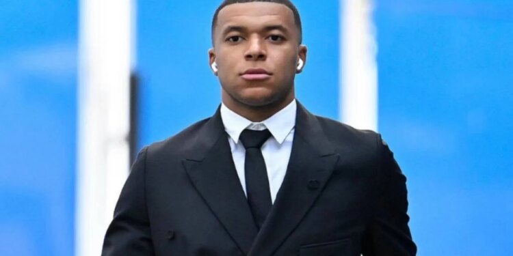 Mbappe i jep 60.000 euro oficerit të sigurisë së Kombëtares, ndërsa Drejtoria e Policisë e pezullon nga posti.