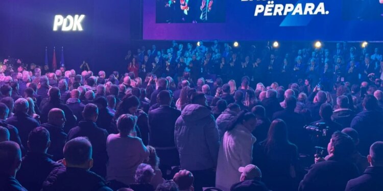 Mbyllet mitingu i PDK-së në Kosovë, pjesëmarrësit japin brohoritje për UÇK-në