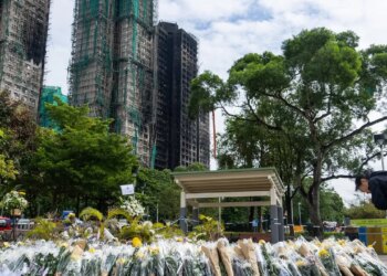 Më shumë se 100 të vdekur nga zjarrfikja në Hong Kong, 13 individë ndalohen nën akuzat për vrasje nga neglizhenca.