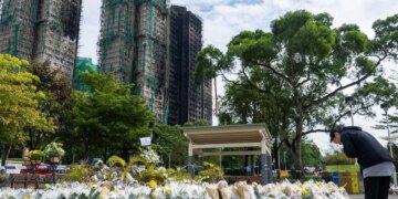 Më shumë se 100 të vdekur nga zjarrfikja në Hong Kong, 13 individë ndalohen nën akuzat për vrasje nga neglizhenca.