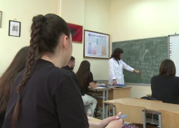 Mësuesit shprehin shqetësime për pagat, ndërsa të diplomuarit para “procesit të Bolonjës” fitojnë 5 mijë lekë më pak: Diskriminim