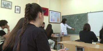Mësuesit shprehin shqetësime për pagat, ndërsa të diplomuarit para “procesit të Bolonjës” fitojnë 5 mijë lekë më pak: Diskriminim