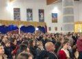Mijëra besimtarë katolikë mblidhen në Katedralen e Lezhës, ku Ipeshkvi Monsinjor Otavio Vitale apelon për paqe.