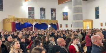 Mijëra besimtarë katolikë mblidhen në Katedralen e Lezhës, ku Ipeshkvi Monsinjor Otavio Vitale apelon për paqe.