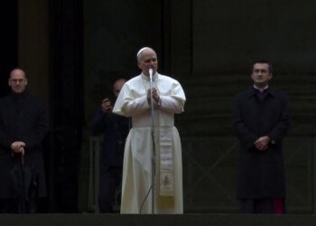Mijëra besimtarë marrin pjesë në meshën e Krishtlindjes në Sheshin Shën Pjetrit, duke dëgjuar mesazhet e forta për paqe nga Papa Leoni.