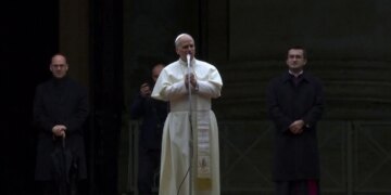 Mijëra besimtarë marrin pjesë në meshën e Krishtlindjes në Sheshin Shën Pjetrit, duke dëgjuar mesazhet e forta për paqe nga Papa Leoni.