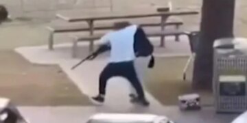 Miliarderi ofron 65 mijë dollarë për heroin e Bondi Beach, gjersa i merr armën autorit.