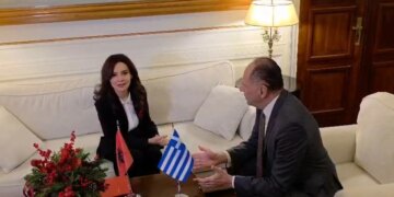 Ministrja Spiropali zhvillon një bisedë me homologun grek/ Temat e diskutimit përfshijnë ligjin e luftës dhe çështjen e detit