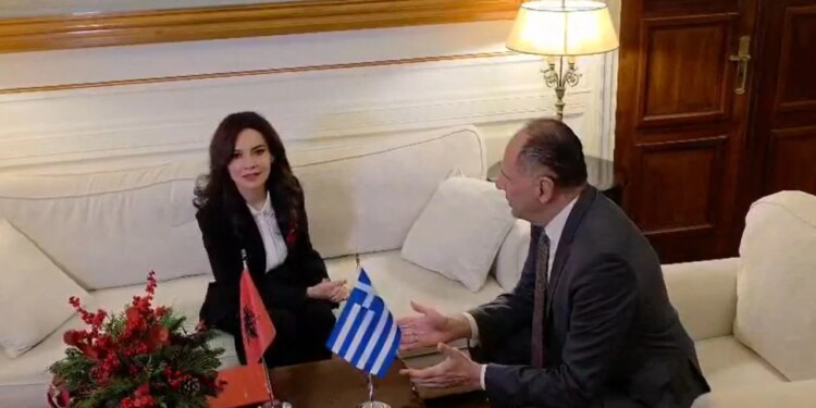 Ministrja Spiropali zhvillon një bisedë me homologun grek/ Temat e diskutimit përfshijnë ligjin e luftës dhe çështjen e detit