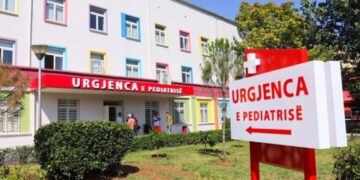 Mjekët rekomandojnë përsëri përdorimin e maskave/ Rritje e numrit të rasteve në pediatri, fëmijët deri në 5 vjeç më të prekurit nga virozat.