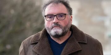 Mjeku anestezist, i cili helmoi qëllimisht 30 pacientë, dënohet me burgim të përjetshëm, duke u paraqitur si shpëtimtar.