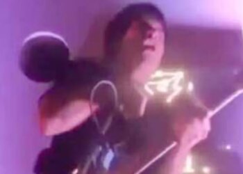 Momentet e trishtueshme në një bar në Peru, ku këngëtari pëson goditje nga rryma elektrike gjatë një performance.
