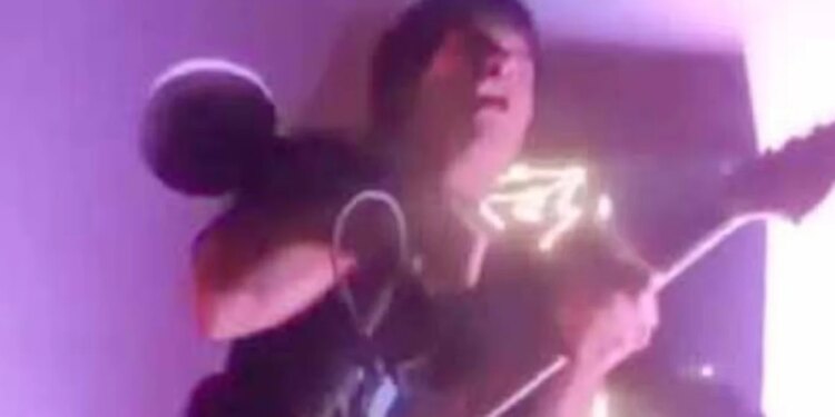 Momentet e trishtueshme në një bar në Peru, ku këngëtari pëson goditje nga rryma elektrike gjatë një performance.