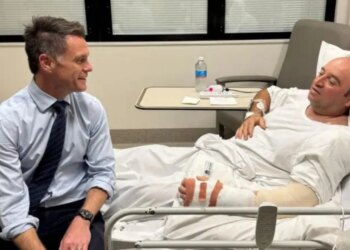 “Na mbushën me krenari”/ Familja e heroit që arriti t’i marrë armën njërit prej sulmuesve në Australi flet për ngjarjen.