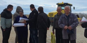 "Na po na pushtojnë tokën" / Banorët e Fierit: 'Brevi Construction' e Salillarit po realizon ndërtimin e paneleve diellore