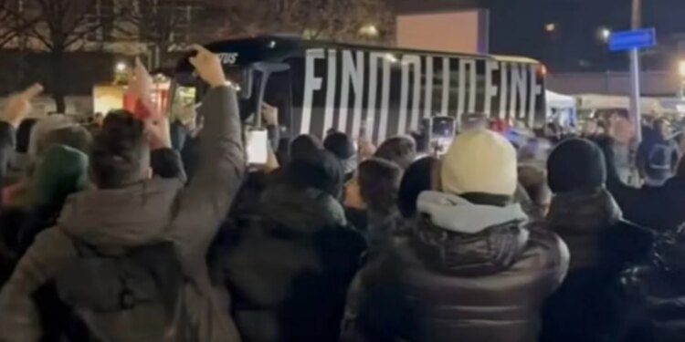 Napoli-Juventus, sulmohet autobusi bardhezi me tulla; Chiellini: Jemi zakonu me situata edhe më shqetësuese se kjo.