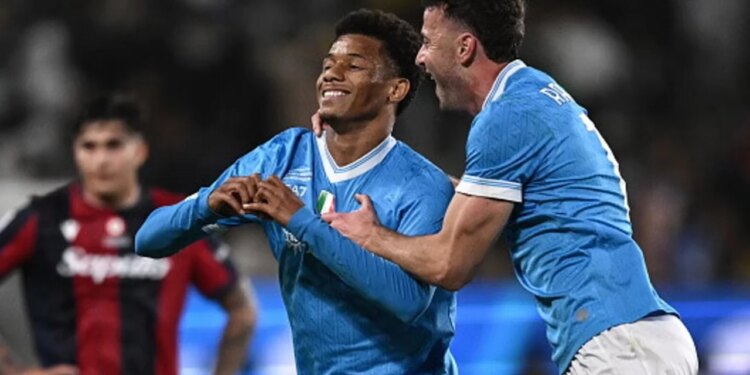 Napoli merr titullin e Superkupës, Neres vendos rezultatin përballë Bolonjës në finale.
