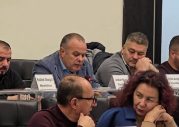 Ndarje brenda PD-së, por unitet në sallë: Këshilltarët opozitarë në Bashkinë e Durrësit votojnë për Salianjin.