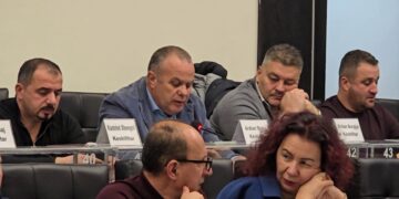 Ndarje brenda PD-së, por unitet në sallë: Këshilltarët opozitarë në Bashkinë e Durrësit votojnë për Salianjin.