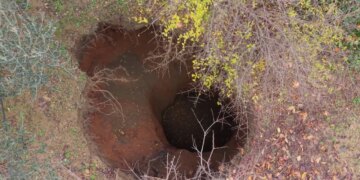 Në Belsh shfaqet një gropë karstike/ Banorët e shqetësuar për pasojat, afër spitalit të qytetit